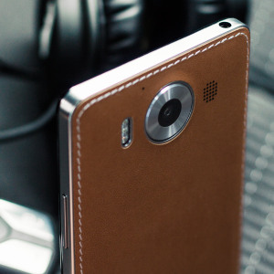 This elegant back cover with wireless charging and NFC in cognac is beautifully crafted in genuine leather with a slim look which offers protection for the Microsoft Lumia 950. Replacing the original back cover with a classy genuine leather design.