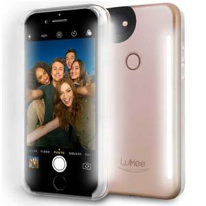 La coque Selfie Light de chez Lumee a été créée par un photographe professionnel qui a décider de trouver LA solution pour prendre de parfaites photos dans des environnements peu lumineux. Une coque fonctionnelle, belle et pratique pour votre iPhone 6S Plus / 6 Plus.