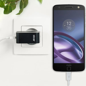 Cargue su Motorola Moto Z u otros dispositivos USB de manera rápida y eficiente gracias a este cargador Olixar compatible con la carga rápida hasta 2.4A. Se incluye también un cable con conexión USB-C.