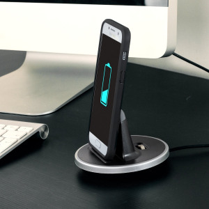 Chargez et synchronisez les données de votre Samsung Galaxy A3 2017 à l'aide de cet élégant dock bureau. Celui-ci est compatible avec votre smartphone équipé de sa coque de protection et peut également être utilisé comme support multimédia. Ce dock Samsung Galaxy A3 2017 est compatible USB-C (USB Type-C).