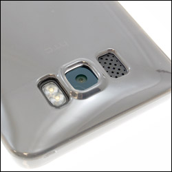 Vue détaillée des découpes pour appareil photo et haut-parleur de la coque FlexiShield Transparente pour HTC HD2 Vue détaillée des découpes pour appareil photo et haut-parleur de la coque FlexiShield Transparente pour HTC HD2