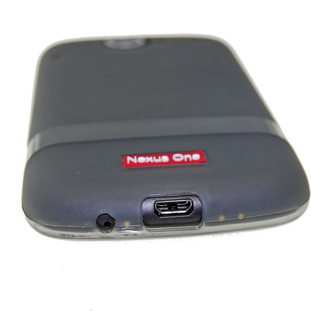 Vue détaillée des découpes pour le port USB et micro de la coque FlexiShield Noire Google Nexus One