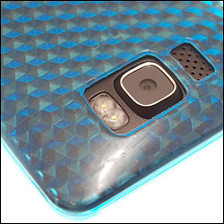 Vue détaillée des découpes pour appareil photo et haut-parleur de la coque FlexiShield Bleu pour HTC HD2