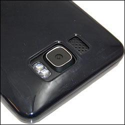 Vue détaillée des découpes pour appareil photo et haut parleur de la coque FlexiShield Noire Caoutchouc pour HTC HD2