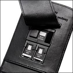 Vue détaillée des ranges cartes mémoires et SIM de la Housse en cuir Classic Capdase pour Google Nexus One Vue détaillée des ranges cartes mémoires et SIM de la Housse en cuir Classic Capdase pour Google Nexus One