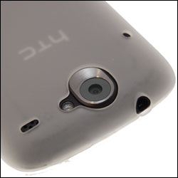 Vue détaillée des découpes pour appareil photo et haut-parleur de la coque FlexiShield Blanc pour HTC Desire Vue détaillée des découpes pour appareil photo et haut-parleur de la coque FlexiShield Blanc pour HTC Desire