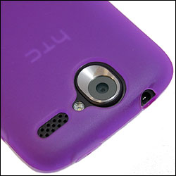 Vue détaillée des découpes pour appareil photo et haut-parleur de la coque FlexiShield Pourpre pour HTC Desire
