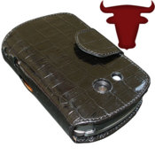 Hand made cases in stunning designs with attention to detail seen In all Piel Frama cases.