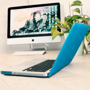 Die ToughGuard Hülle für das MacBook Pro 13 Zoll bietet Schutz im schlanken Design.
