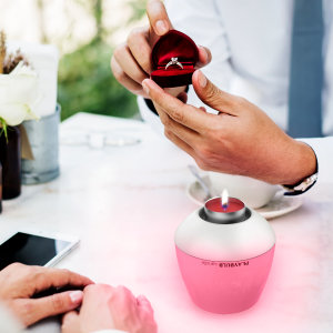 La beauté d'une bougie, et les merveilles du numérique ! Cette Bougie LED vous propose une grande variété de couleurs en fonction de votre humeur et peut même être soufflée comme une vraie bougie. Elle est pratique, intelligente et peut être utilisée sans danger.