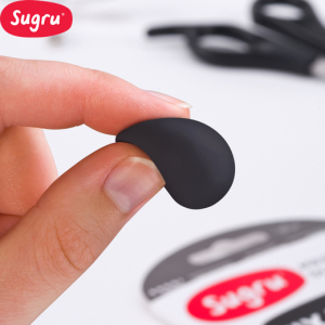 Sugru a créée la première pate à mouler au monde qui se transforme en caoutchouc. Grâce à sa technologie de silicium breveté, Sugru colle sur n’importe quelle surface tout en restant souple et durable.
