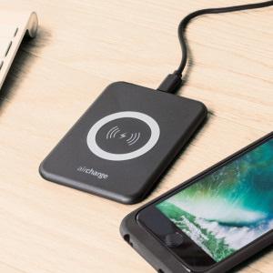 Wirelessly charge your Qi compatible smartphone or tablet with the black aircharge Slimline Qi Wireless Charging Pad with US plug. Extremely discrete and portable, the Slimline enables you to easily charge wirelessly in any environment.