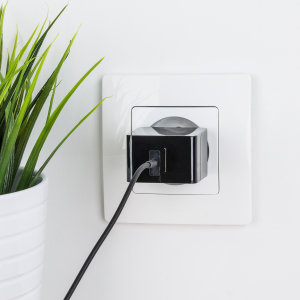 Utformad för att snabbt ladda tabletter, smartphones och så mycket mer, Olixar High Power USB EU Nätadapter 2.4A levererar snabbladdning även för de största enheterna. Kompakt och portabel gör så att denna universalladdare kan tas med överallt , en mikro-USB ingår.