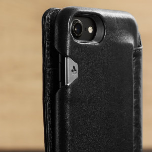 Verwen je iPhone 7 met handgemaakt vakmanschap en materialen van de hoogste kwaliteit. De Vaja Wallet Agenda Premium Leren Case in zwart is gekenmerkt door echt gelooid bridge leer en 3 kaarstleuven en is echt iets bijzonders.