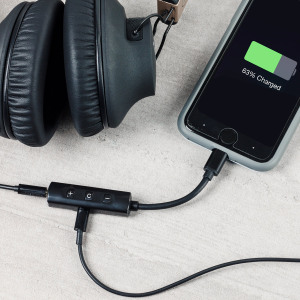 Deze essentiële 'Made for iPhone' Lightning Audio en Oplaad adapter kabel maakt het mogelijk om naar Lightning Audio te luisteren terwijl je iPhone 7 / 7 Plus oplaad. Luister naar muziek of praat via een Lightning Audio hoofdtelefoon terwijl je tegelijkertijd je apparaat oplaad.
