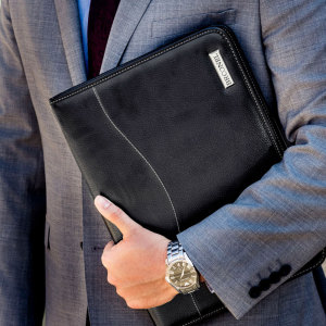 This stunning universal genuine leather case in black is slim and lightweight and designed to protect your 13 inch laptop from knocks while covering your notebook with a sleek and sophisticated design.