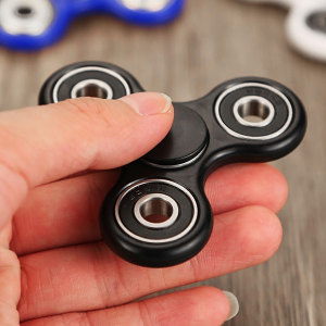 De wereldwijde hype. Of je nu op zoek bent naar wat afleiding op werk of de kinderen zoet wilt houden, deze hoge kwaliteit fidget spinner biedt de uitkomst.