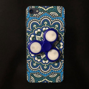 Dit stijlvolle, leuke Olixar hoesje voor de iPhone 7 heeft zijn eigen ingebouwde fidget spinner die je kunt gebruiken om te ontspannen tijdens het lezen en beantwoorden van emails. Tevens heeft dit hoesje een goedgebouwd ontwerp dat je superieure bescherming biedt.