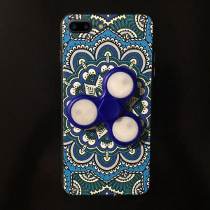 Amusante, cette coque Olixar est équipée d’une spinner vous permettant de vous amuser et de vous détendre pendant que vous lisez vos courriers, réfléchissez à vos projets, répondez à vos coups de fil…etc Cette coque est aussi bien conçue pour protéger votre appareil.