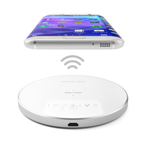 Disfruta de la conveniencia de la carga inalámbrica rápida para tu teléfono compatible con esta almohadilla inalámbrica Qi compacta y ligera de Satechi.