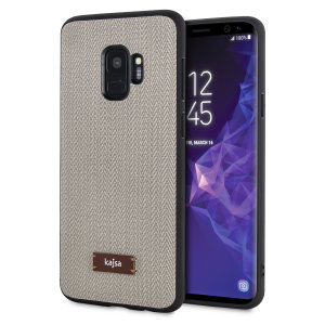 The Tweed Pattern case from Kajsa adds a wonderfully idiosyncratic vintage tweed effect to your Samsung Galaxy S9, complemented by a protective grey TPU frame. Form meets function in this elegant, effective cover, in light grey.