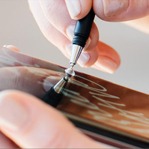 With a well-balanced design, precision disc tip and battery-free operation, Adonit Droid allows you to capture your ideas on your phone with ease. This ultra-slim stylus has been designed to be used by both the professional and amateur writers/artists.