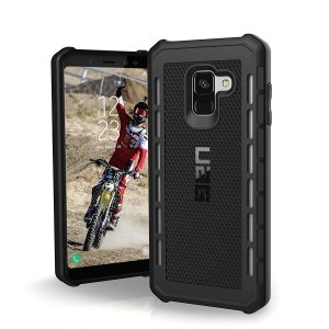 Die Urban Armor Gear Outback für das Samsung Galaxy A8 2018 enthält eine schützende TPU Hülle in schwarz mit geschickt ausgedachten antirutsch Pads und einem leichten Gewicht aber robustem Rahmen – alles in einem schlanken schützenden Paket.