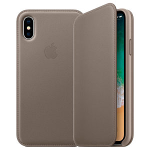 Diese offizielle Premium-Leder-Folio-Hülle für das iPhone XS in taupe von Apple bietet erstklassigen Schutz, während sie luxuriös aussieht und sich anfühlt. Diese von Apple entworfene und hergestellte Tasche passt perfekt zu Ihrem iPhone und ergänzt die Gesamtästhetik.