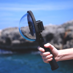 El PolarPro FiftyFifty está diseñado para permitirle capturar fotos y vídeos de dos niveles. Cree increíbles fotos y vídeos bajo el agua con la óptica PolarPro para una mayor claridad. También viene con un agarre que hará flotar tu cámara.