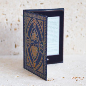 Disguise your Kindle Paperwhite in style with the Ravenclow style book case in Blue from KleverCase. Crafted from premium materials, this fantastic book case looks and feels great in hand just like a vintage classic book..