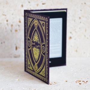 Protección para el Kindle Paperwhite con un diseño totalmente diferente gracias a esta funda fabricada por KleverCase. Materiales de primera calidad simulan perfectamente a un libro clásico.
