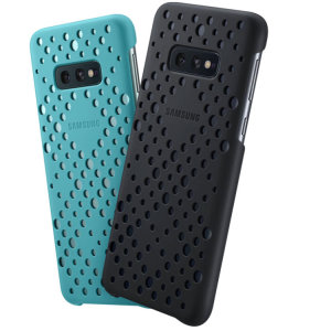 Protect your Samsung Galaxy S10e with this Official pattern cases in black and green. Simple yet stylish, these cases are the perfect accessory's for your S10e.