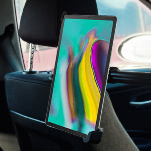 Questo supporto da auto Galaxy Tab S5e fisserà il vostro dispositivo ai poggiatesta della vostra auto, permettendovi di posizionare facilmente un tablet per guardare film o giocare comodamente seduti sul sedile posteriore.