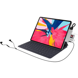 Mediante el uso de un solo USB-C en su dispositivo, este concentrador HyperDrive agregará 6 conectores más a su PC o Macbook, que incluye HDMI, USB-A Power Delivery, Micro SD, SD, conector de audio de 3.5 mm y más.