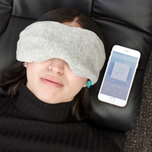 Hvil bedre når du er på reise eller hjemme med denne flotte Manniska Wireless Music søvnmasken. Den tykke foringen på masken blokkerer lyset rundt deg, og du kan koble til og lytte til din avslappende musikk via Bluetooth, noe som garanterer minimal støy og en lett endring.