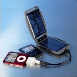 Chargeur Universel PowerTraveller SolarMonkey branché à un iPod