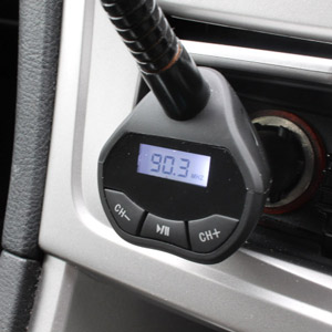 Support voiture universel RoadWarrior avec chargeur micro USB et transmetteur FM 1