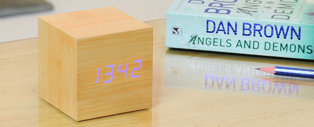 Réveil Cube LED Gingko Click Clock - Hêtre