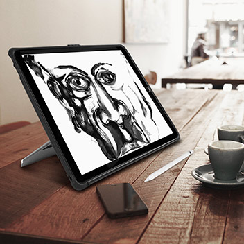 Coque iPad Pro 12.9 2015 Cobalt – UAG – Bleue vue sur support
