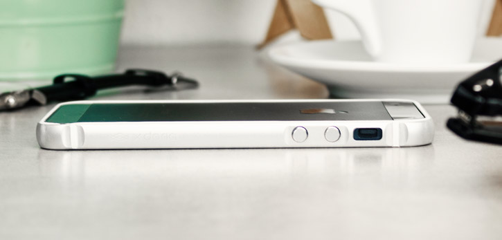Bumper iPhone SE X-Doria Bump Gear Plus Aluminium – Argent vue sur touches