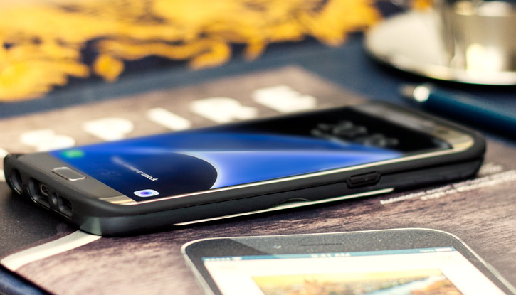 Coque Samsung Galaxy S7 Edge Olixar Métal Brossé Cartes - Noire vue sur touches et ports
