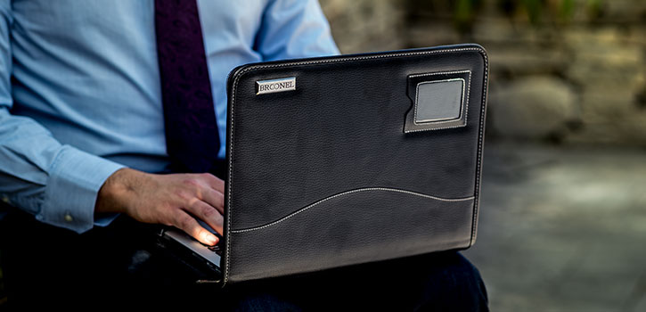 Housse MacBook Pro 13 pouces USB-C Broonel Contour en cuir véritable – Noire