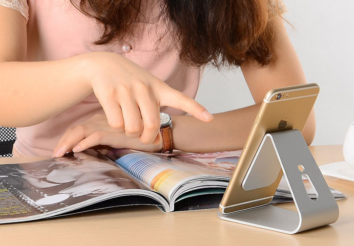 Support bureau universel en métal pour smartphone et tablette – Argent