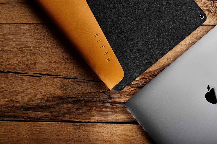 Housse MacBook Pro 13 avec Touch Bar Mujjo en cuir – Noire / Brun