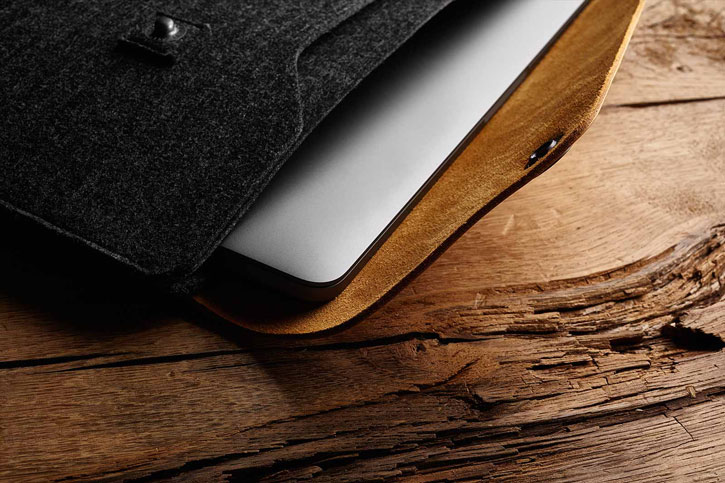 Housse MacBook Pro 15 avec Touch Bar Mujjo en cuir – Noire / Brun