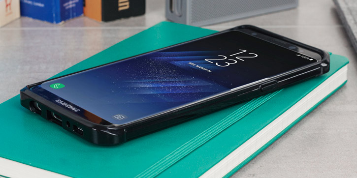 Coque Samsung Galaxy S8 Plus Olixar ExoShield Snap-on – Noire vue sur ports
