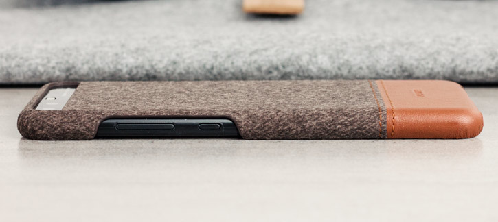 Coque Officielle Huawei P10 Plus Mashup tissu et simili cuir – Marron vue sur touches