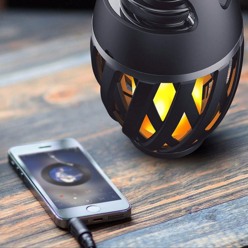 Lanterne à LED étanche effet flamme avec enceinte Bluetooth intégrée